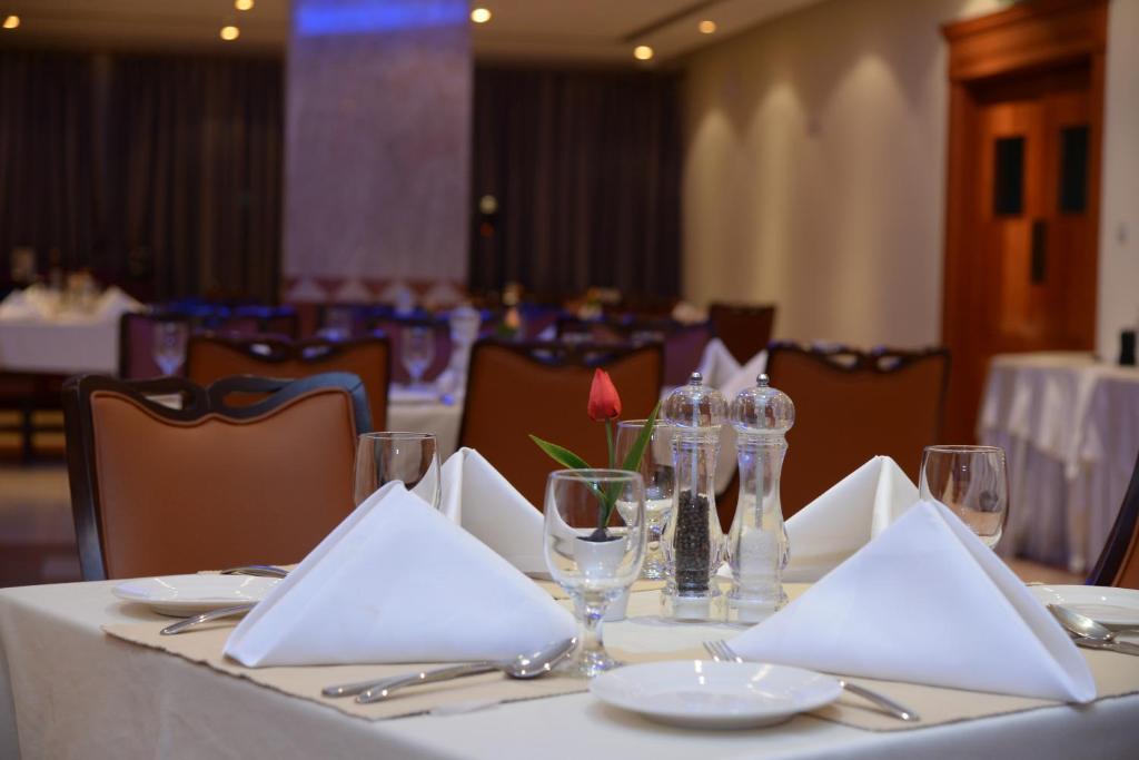 Апартаменты (Люкс с 1 спальней и кроватью размера «king-size»), Al Madina Suites Doha