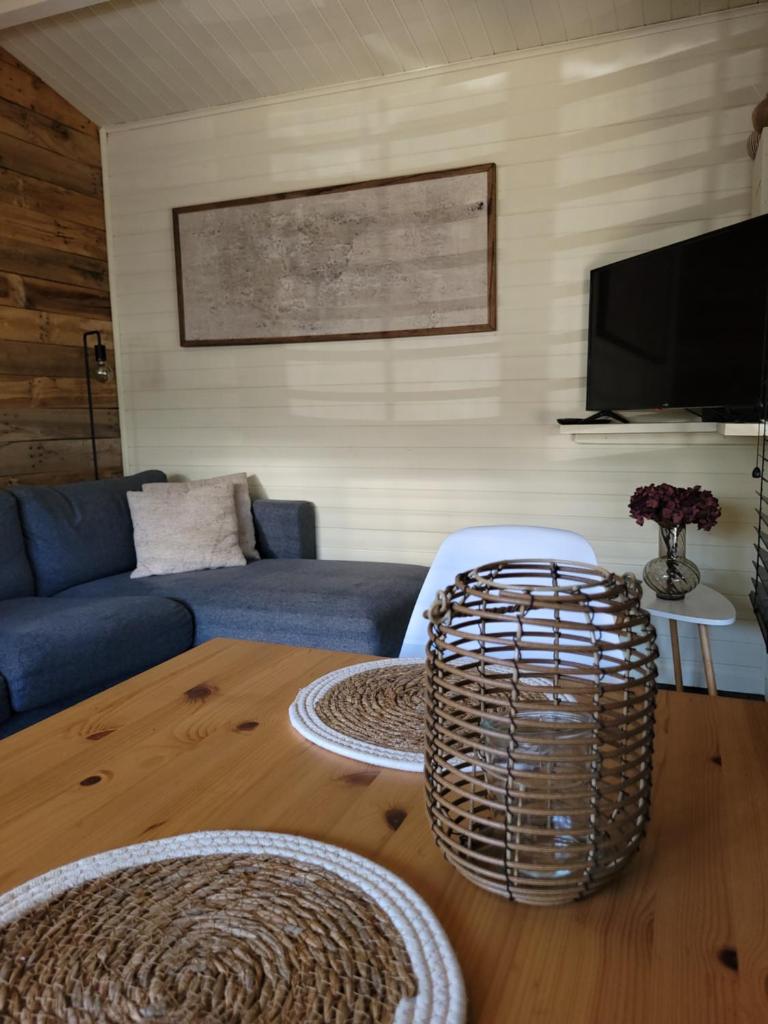 Rustig gelegen chalet Solvo met terras aan het water photo 3