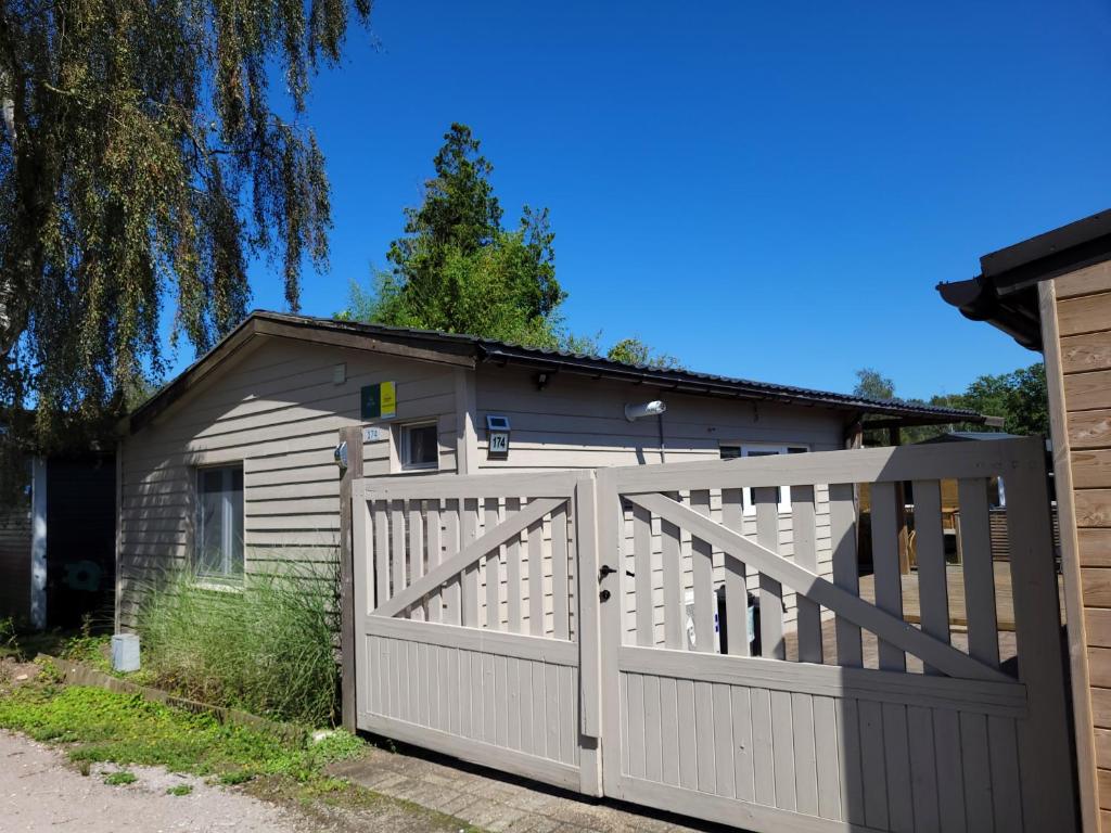Rustig gelegen chalet Solvo met terras aan het water photo 1
