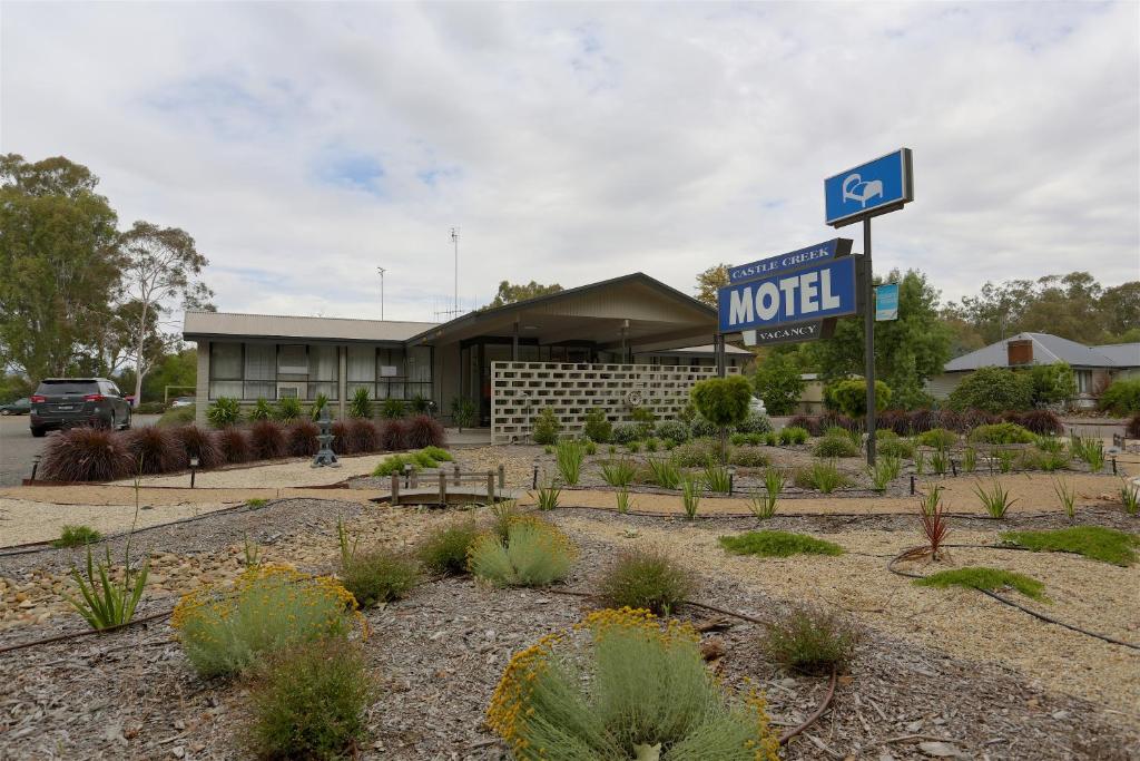 Castle Creek Motel photo 2