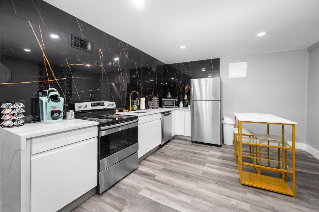 Classy and Chic 2BR Home near Galleria image