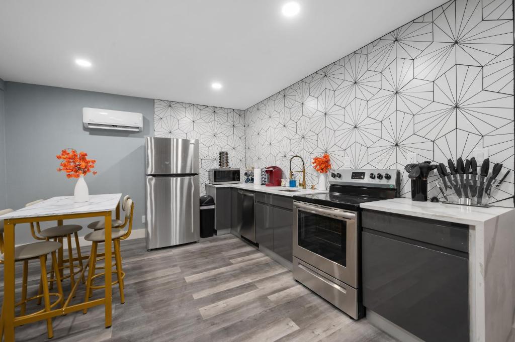 Elegant 2BR Apt Near Med Center with Free Park image