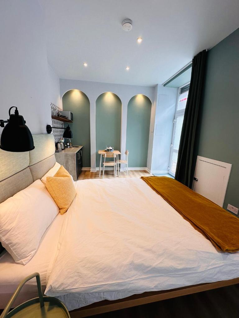 Luxury Modern Studio l Central Edinburgh l Pet Friendly - Tap to explore photos