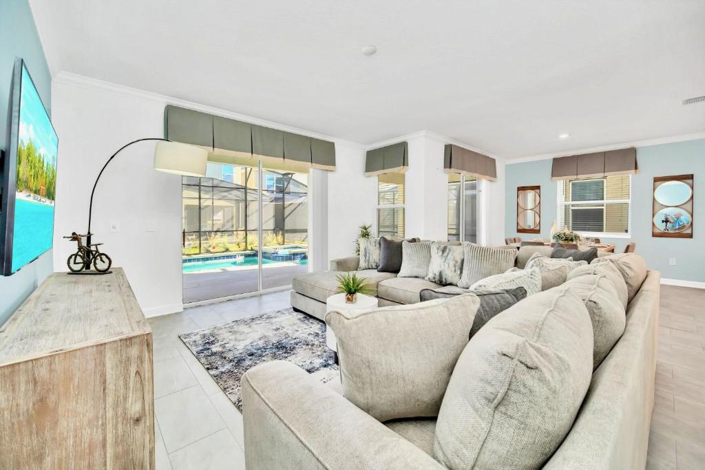 6BR - Family Home - w Private pool & Hot tub image