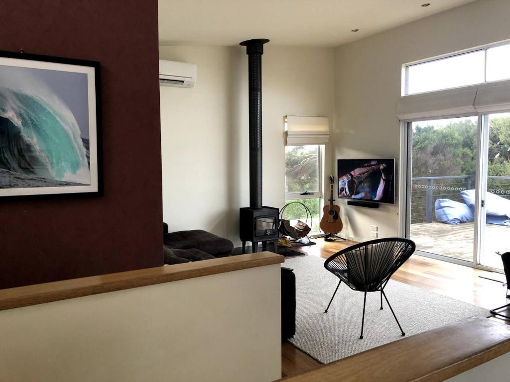 2 Bed Coastal Getaway - Walking distance to beach photo 1