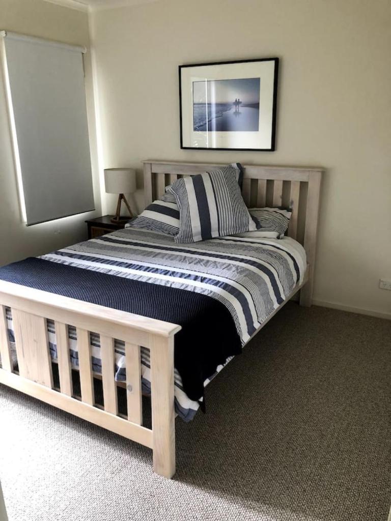 2 Bed Coastal Getaway - Walking distance to beach photo 2