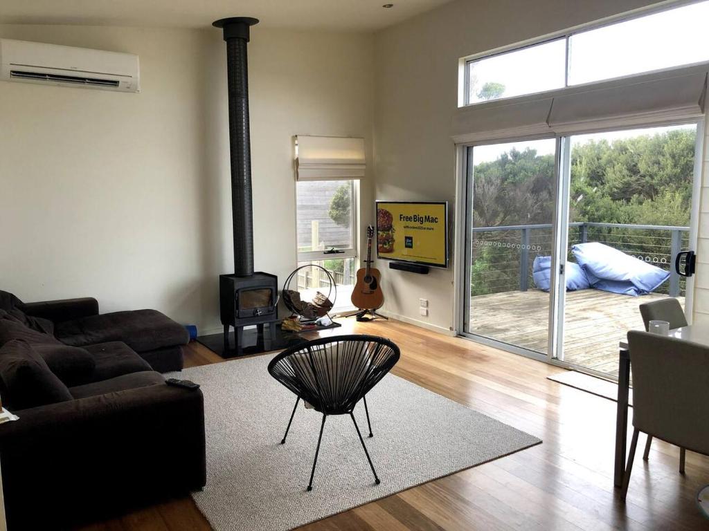 2 Bed Coastal Getaway - Walking distance to beach photo 3