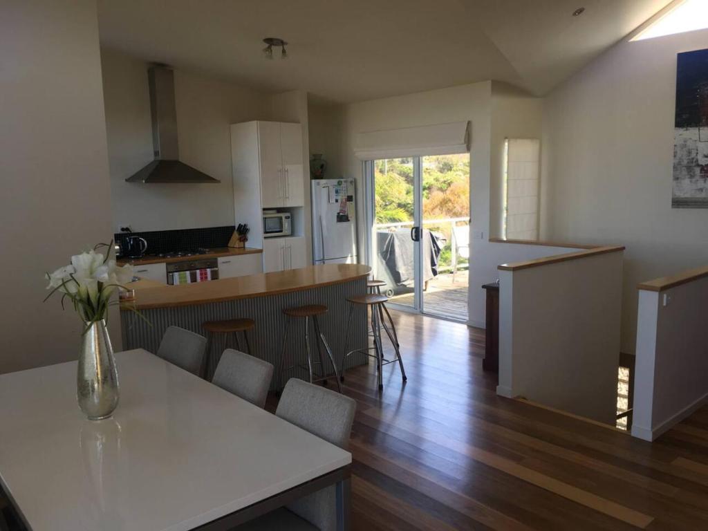 2 Bed Coastal Getaway - Walking distance to beach photo 4