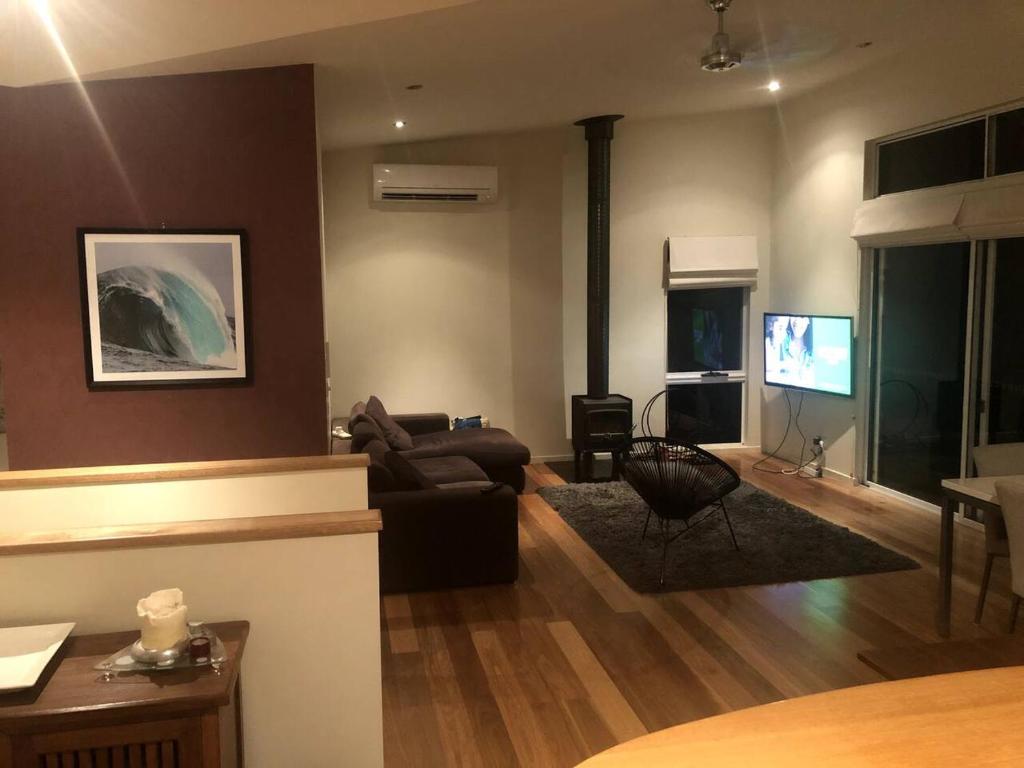 3 Bed Coastal getaway - walking distance to Beach photo 2