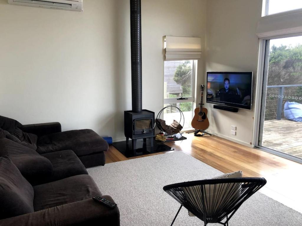 3 Bed Coastal getaway - walking distance to Beach photo 4