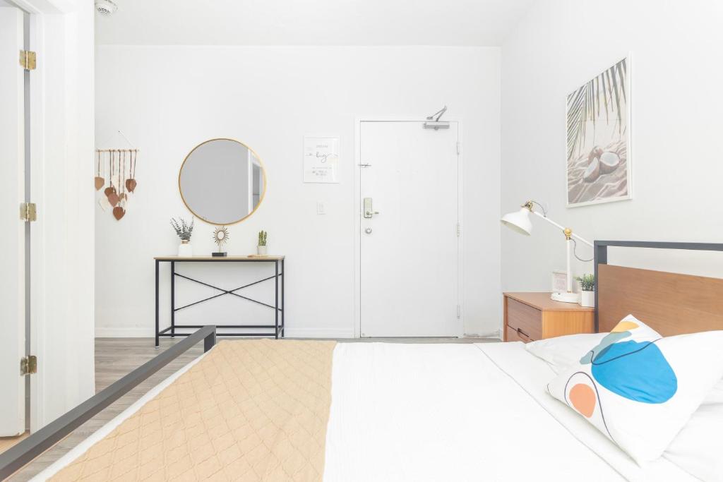 West Deco Room Type - Three-Bedroom Apartment