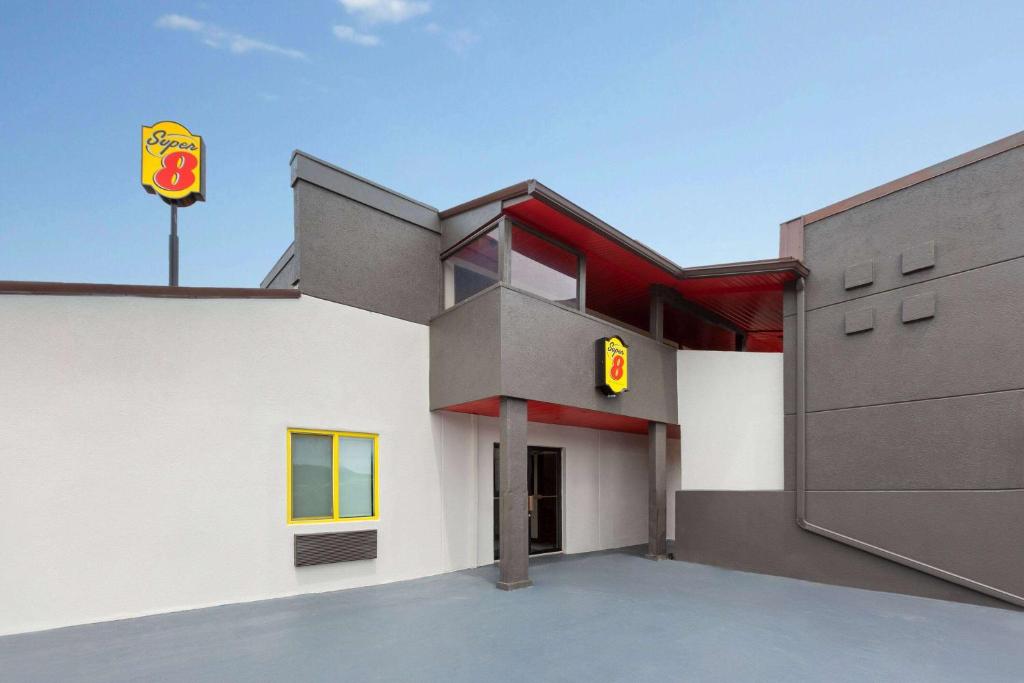 Super 8 by Wyndham Bridgeport/Clarksburg Area image