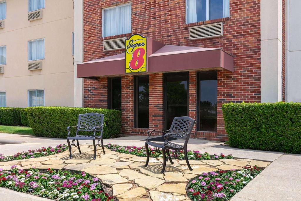 Super 8 by Wyndham Grapevine/DFW Airport Northwest image
