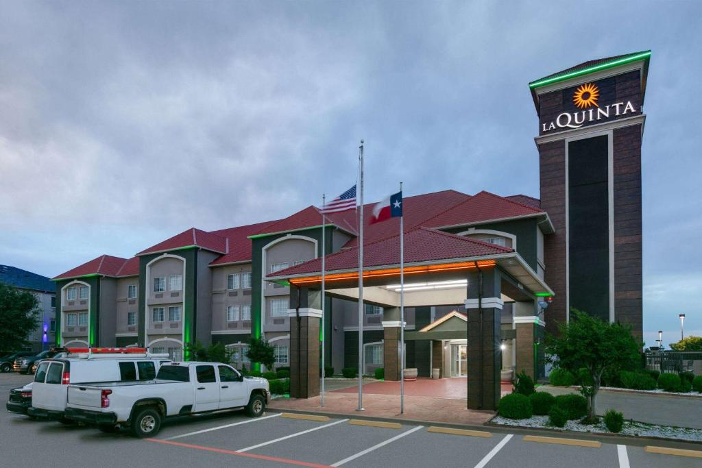 La Quinta Inn & Suites by Wyndham Weatherford image
