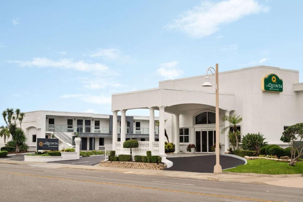 La Quinta Inn & Suites by Wyndham Oceanfront Daytona Beach image