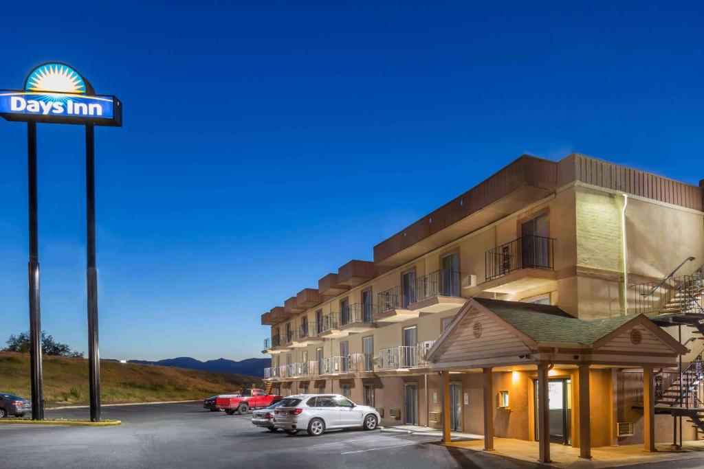 Days Inn by Wyndham Medford image
