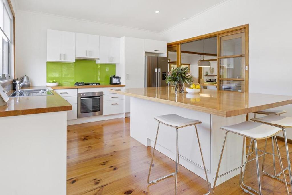 Salt Air Beach Retreat - 280m Walk to Foreshore, Check out 5pm Sunday! photo 4