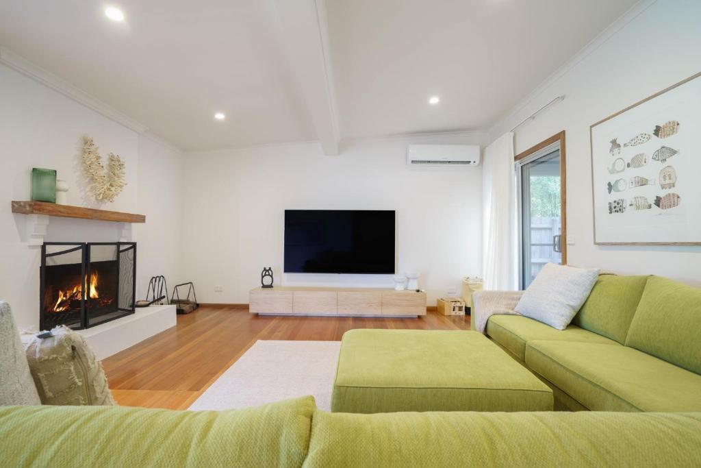 Salt Air Beach Retreat - 280m Walk to Foreshore, Check out 5pm Sunday! photo 3