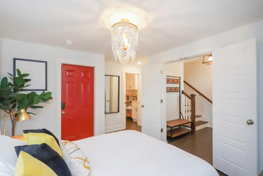 Stylish Home for 12 8th Ave South 6 Beds - Tap to explore photos