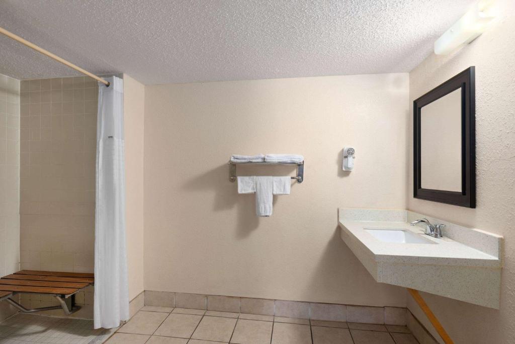 Super 8 by Wyndham Fort Mitchell Cincinnati Area image