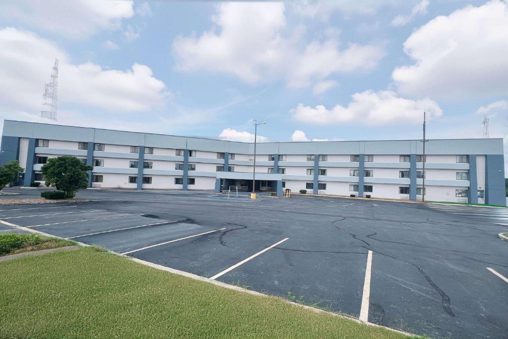 Baymont by Wyndham Columbia, MO image