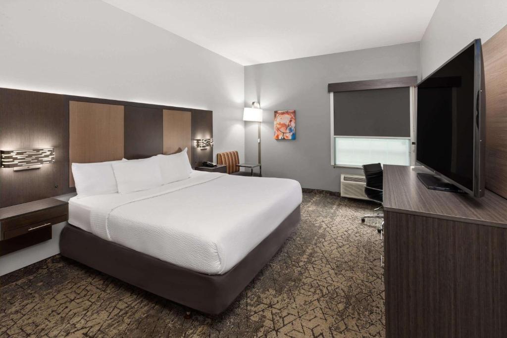 La Quinta by Wyndham McAlester Room Type - King Room - Disability Access