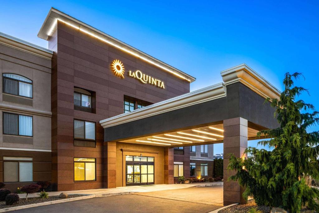 La Quinta Inn & Suites by Wyndham Kennewick image