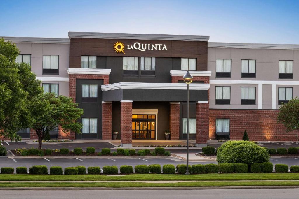 La Quinta Inn & Suites by Wyndham Springfield Airport Plaza image