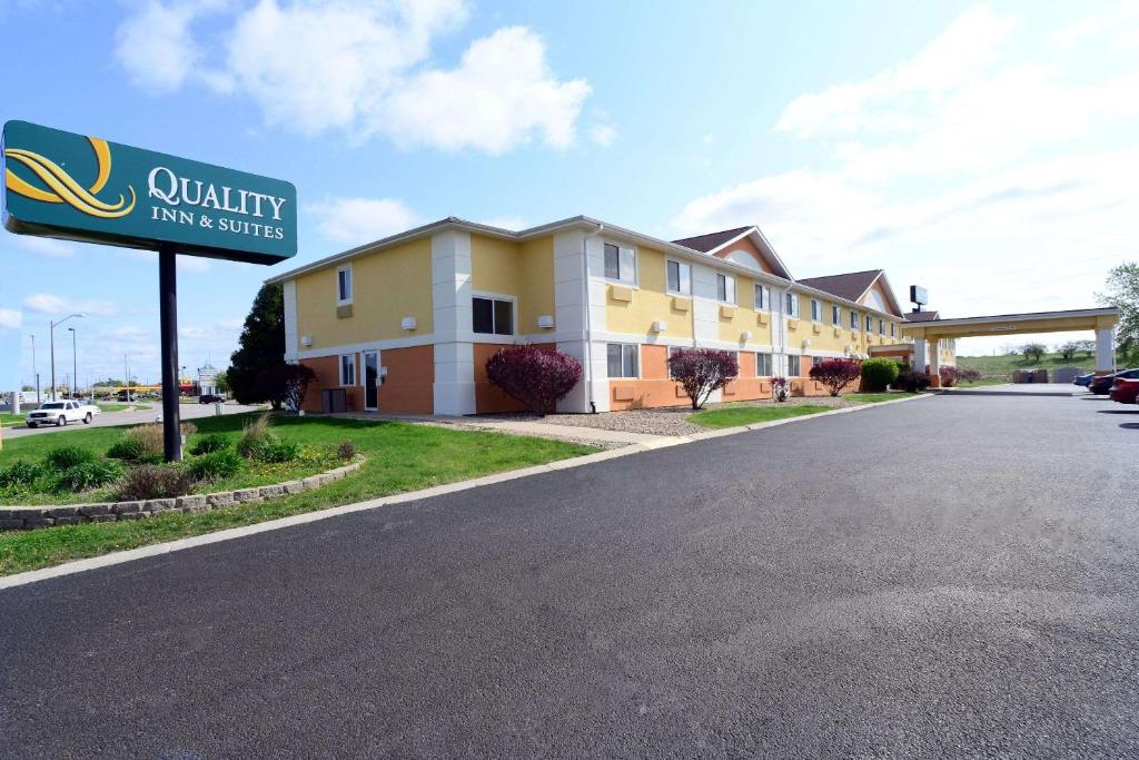 Quality Inn and Suites Springfield Southwest near I-72 image