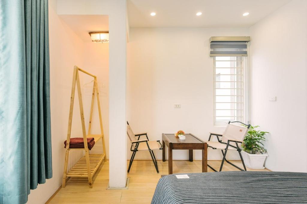 Ha Noi, 3 Bedrooms, Big Balcony, Super Location, Central