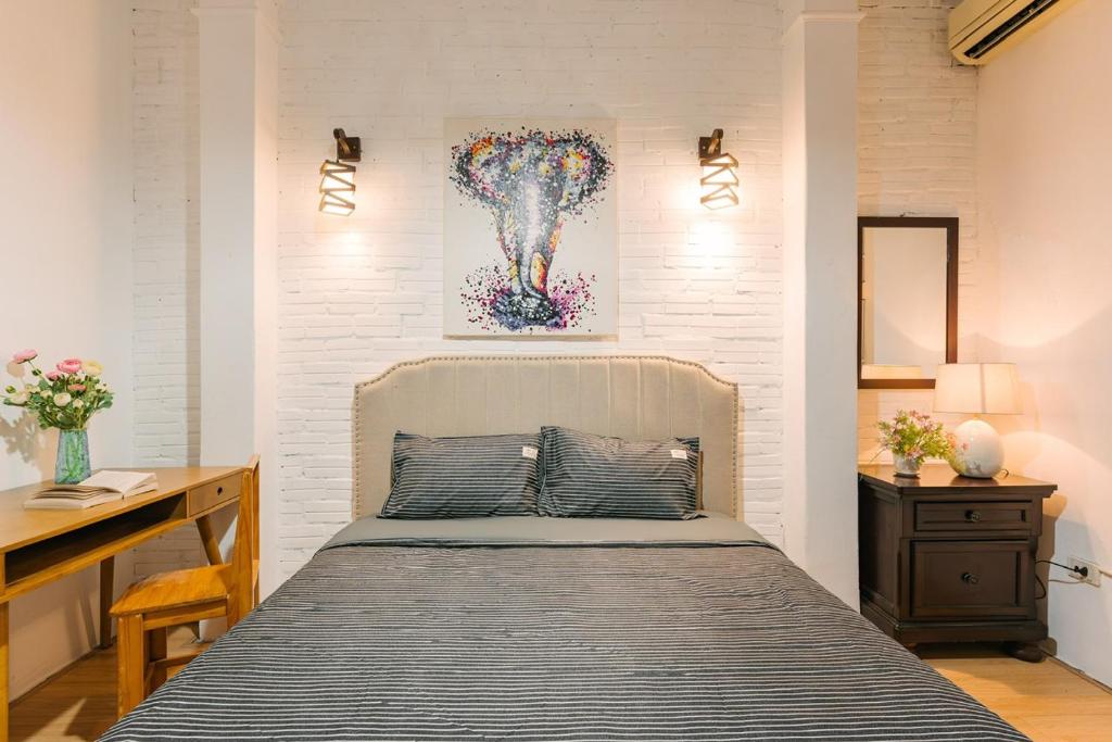 Ha Noi, 3 Bedrooms, Big Balcony, Super Location, Central