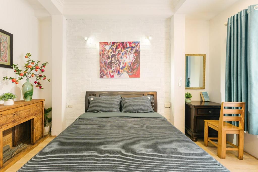 Ha Noi, 3 Bedrooms, Big Balcony, Super Location, Central