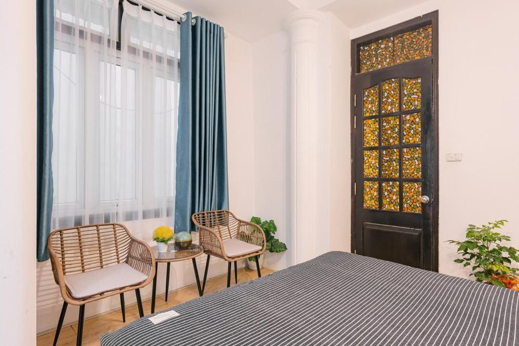 Ha Noi, 3 Bedrooms, Big Balcony, Super Location, Central