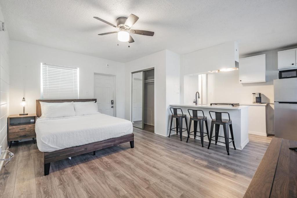 Spacious Studio Apartment near Nightlife & Dining! image