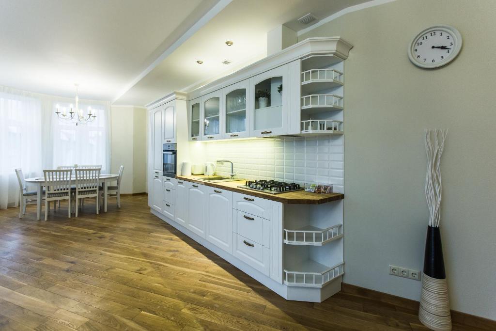 Апартаменты (Улучшенные апартаменты с 2 спальнями на верхнем этаже), Riga Lux Apartments - Ernesta