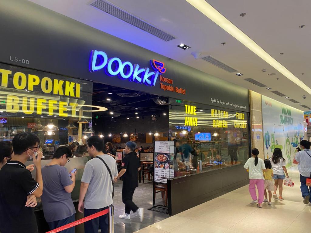 Vinhomes D'capitale - Apartment with queen size bed and lake view