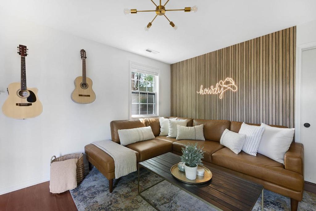 Songbird Bungalow - Cozy & Centrally Located - Tap to explore photos