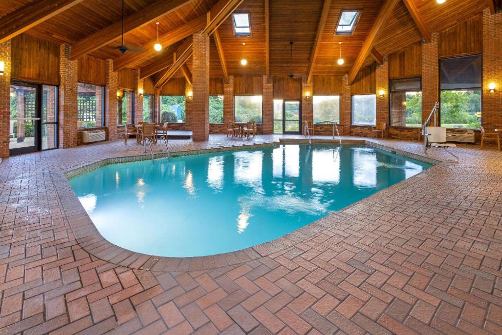 Baymont by Wyndham LaGrange image