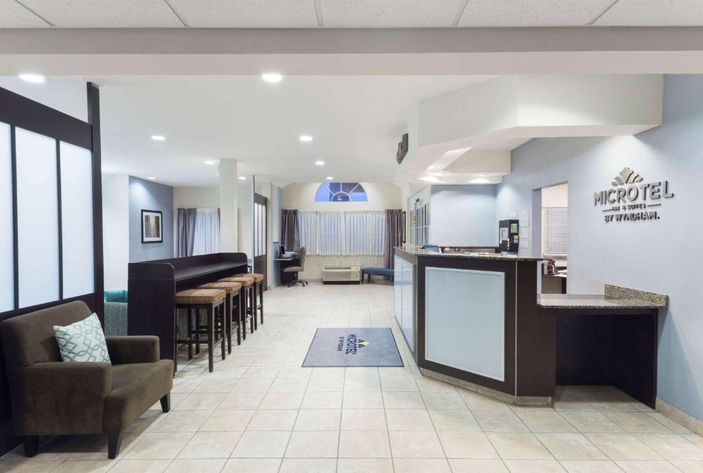 Microtel Inn & Suites by Wyndham Baton Rouge Airport image