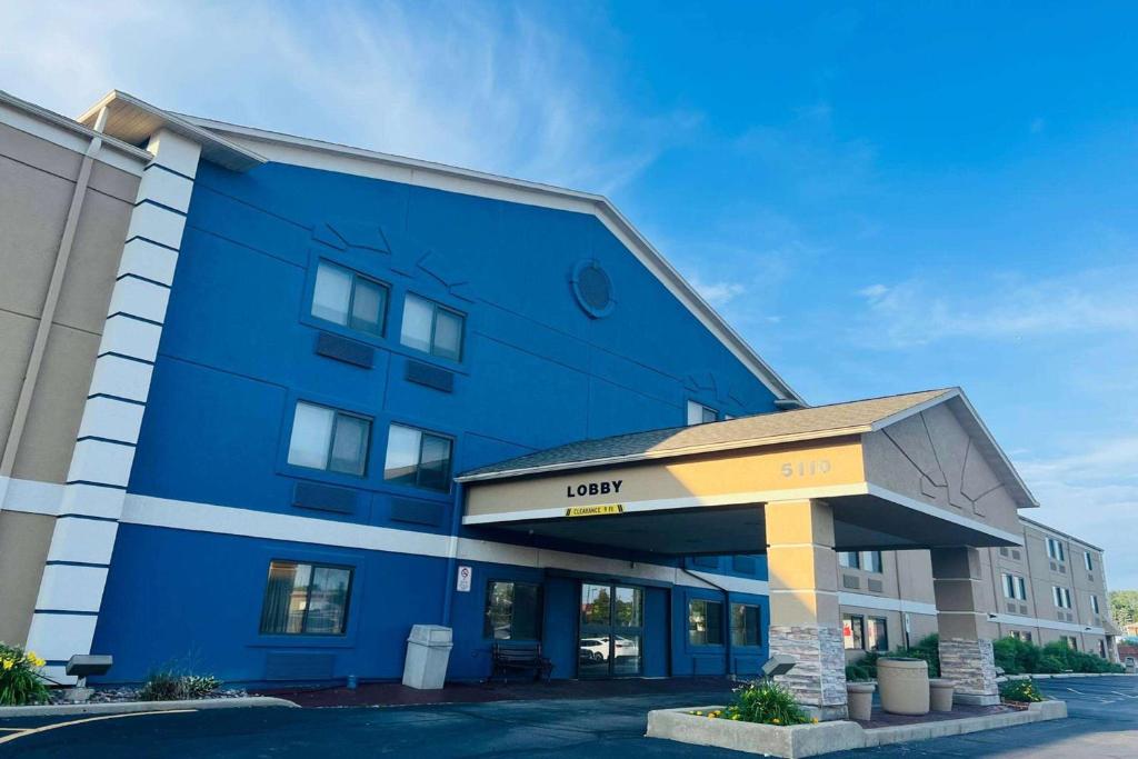 AmericInn by Wyndham Glendale/Milwaukee image