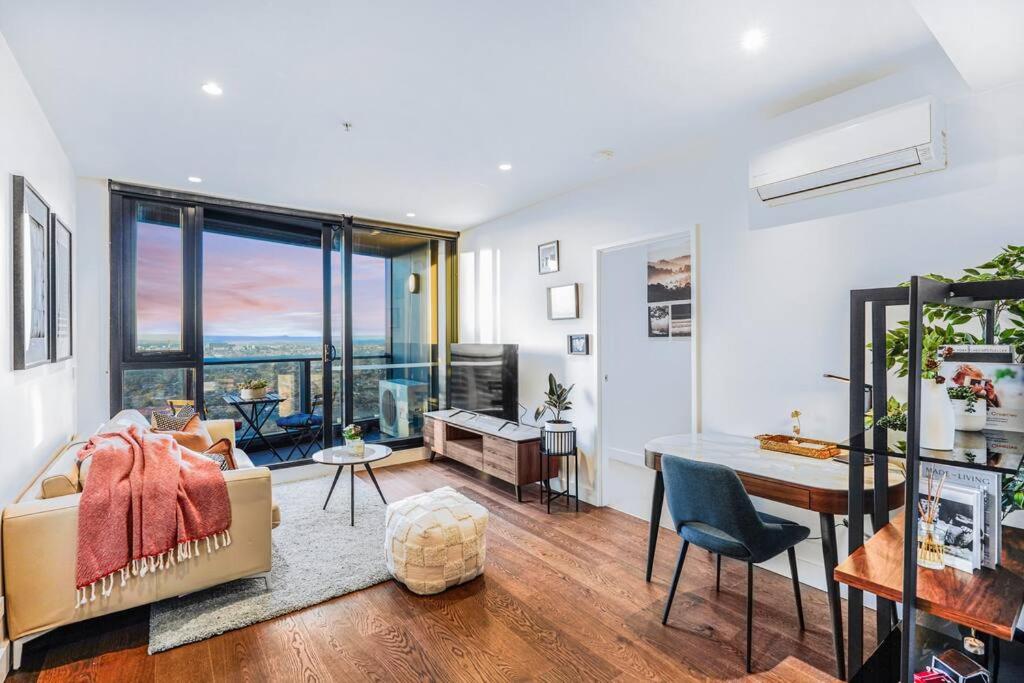Highrise Skyline Spectacular View Luxury 2B2B1C photo 2
