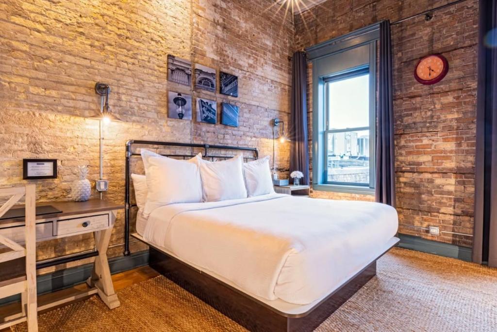Hip Urban Loft - Small Town Charm - 124 LOFTS #4 image