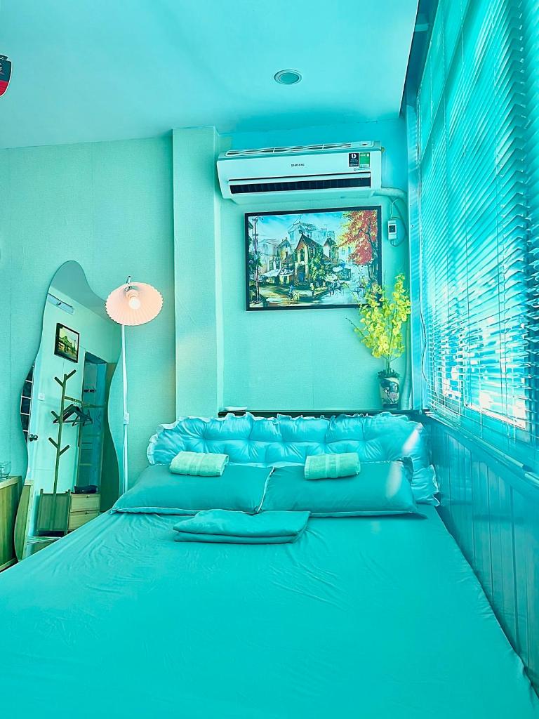 Happy Old House 1738