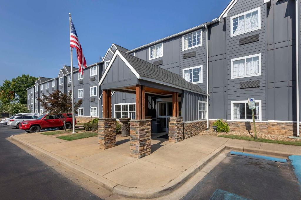 Econo Lodge & Suites Greenville image