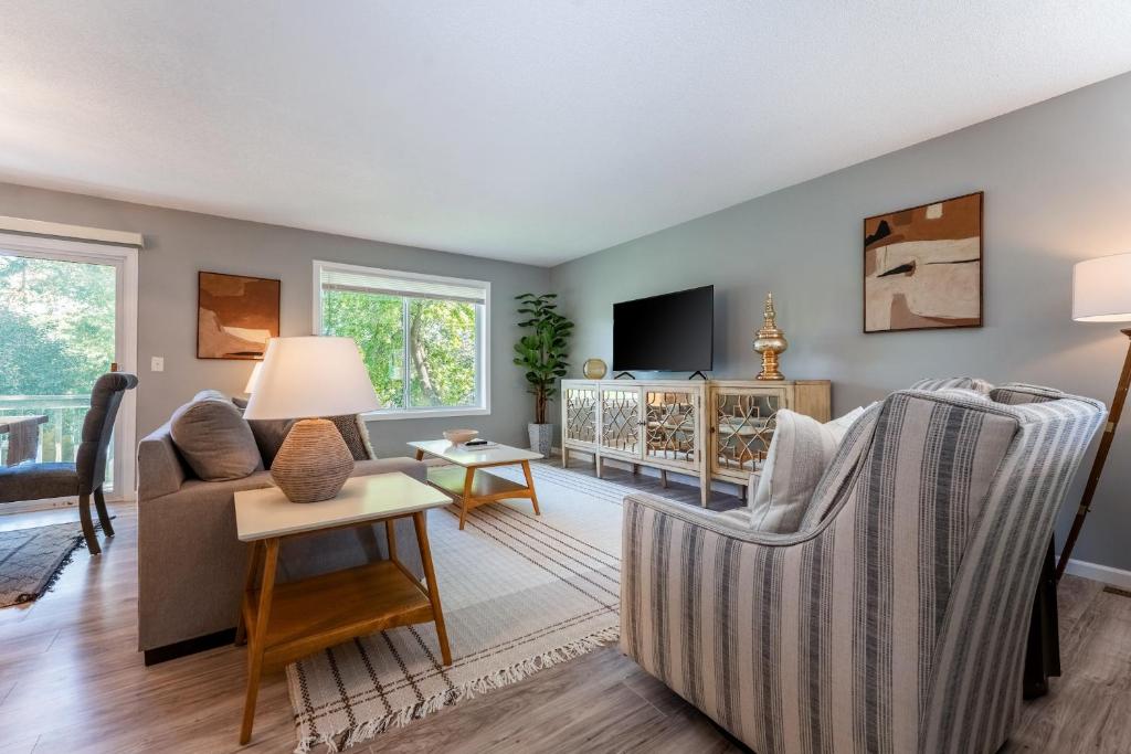 Spacious 4BR Home in Minneapolis - Pet Friendly! image
