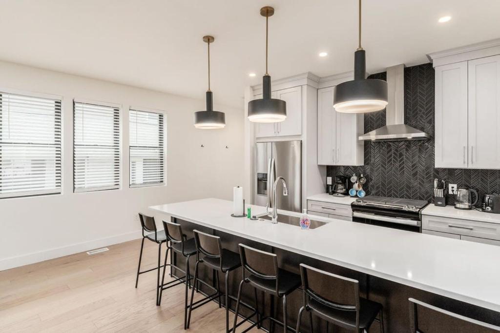 Luxury Escape 4BR 3 bath Oasis in Historic Old Town image