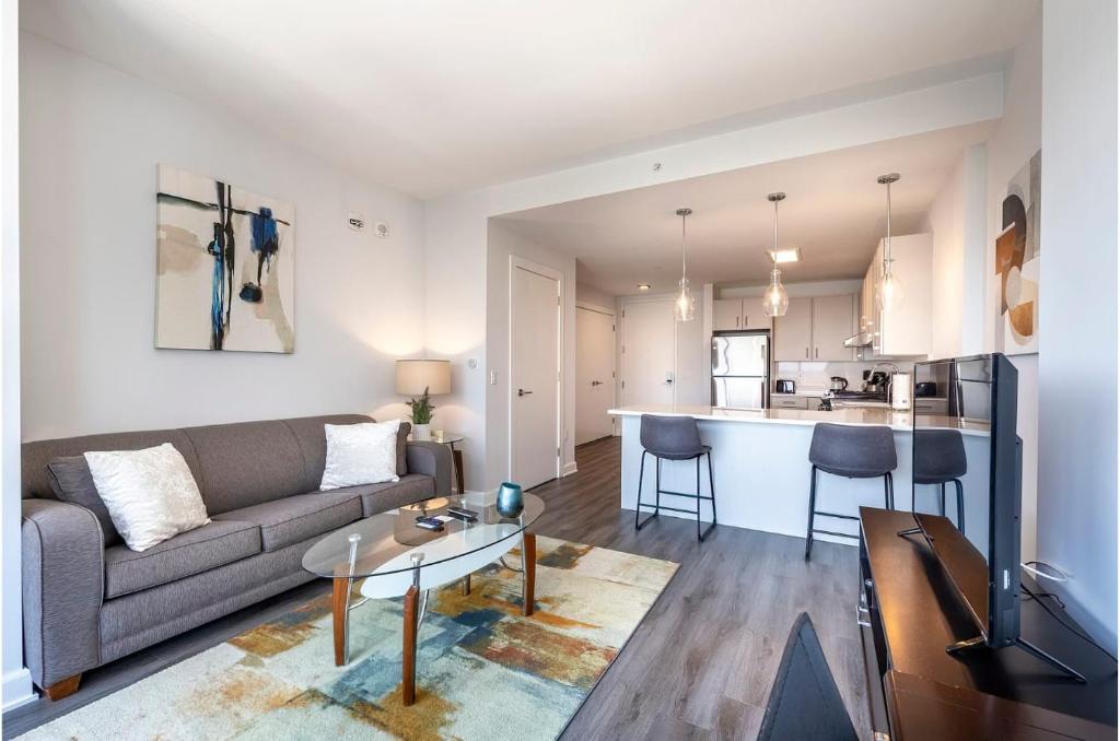 Private Apt with Gym & Pool - ASW-16K image