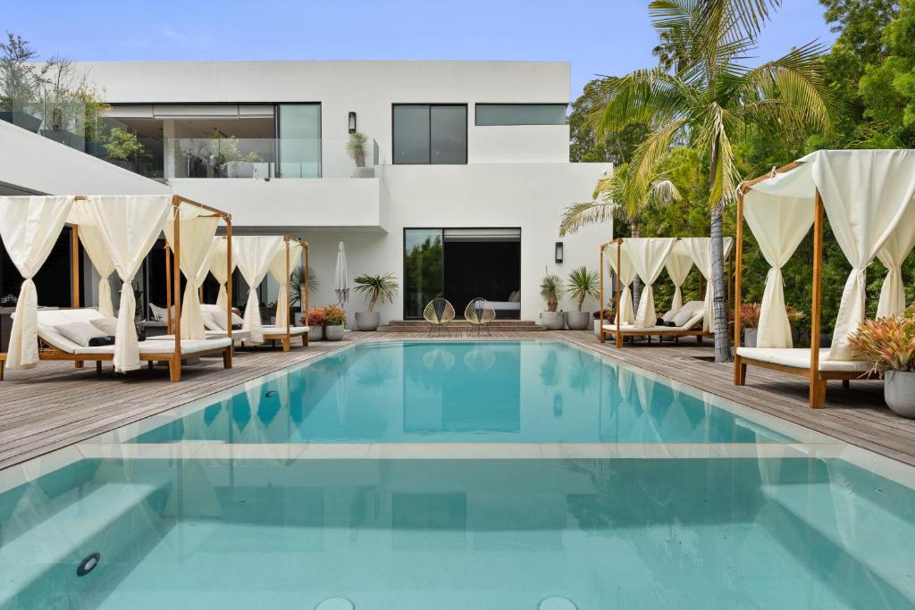 Impeccable Modern Mansion in Beverly Hills Flats image