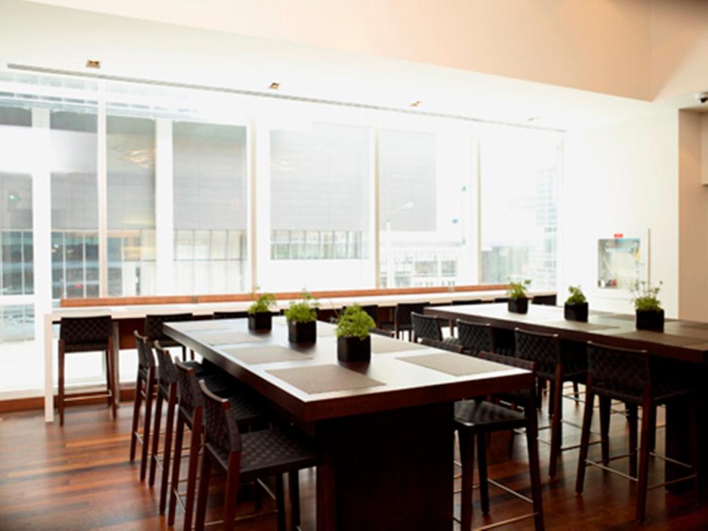 Le Germain Hotel Maple Leaf Square photo 3
