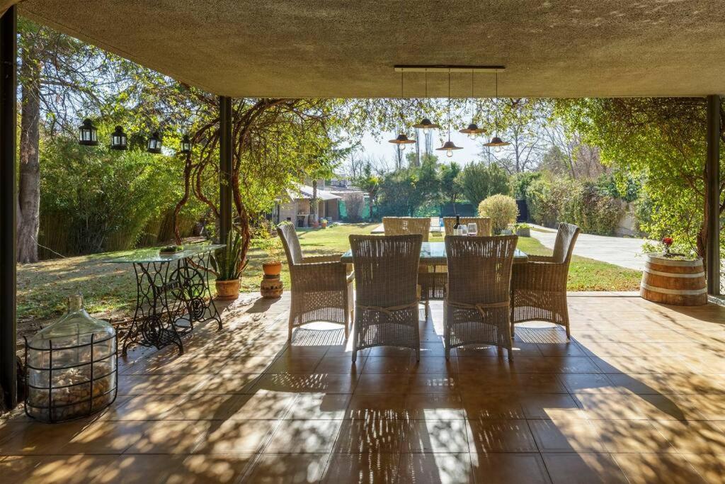 Espectacular casa con jardín en medio de Chacras